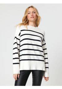 Sinsay - Sweter w paski - kremowy. Kolor: kremowy. Materiał: dzianina. Wzór: paski. Styl: klasyczny #1