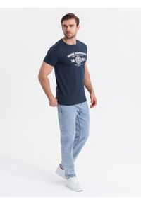 Ombre Clothing - Bawełniany t-shirt męski z nadrukiem w stylu college – granatowy V3 OM-TSPT-0137 - XXL. Okazja: na uczelnię. Kolor: niebieski. Materiał: bawełna. Wzór: nadruk #3