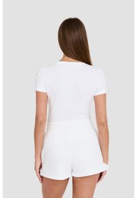 Guess - GUESS Biały t-shirt Mini Triangle Tee. Kolor: biały #7