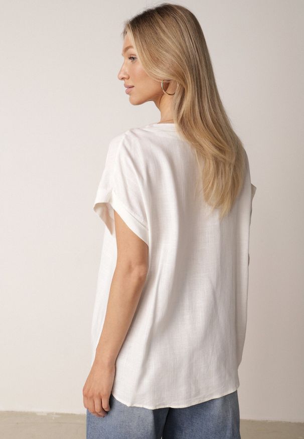 Born2be - Biała Nietoperzowa Bluzka z Krótkim Rękawem z Lnem i Wiskozą Isirtila. Okazja: do pracy, na co dzień. Kolor: biały. Materiał: wiskoza, len. Długość rękawa: krótki rękaw. Długość: krótkie. Sezon: lato. Styl: elegancki, klasyczny, casual