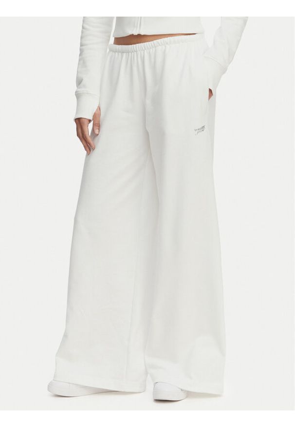 Tommy Jeans Spodnie dresowe Metallic Logo DW0DW22735 Biały Wide Leg. Kolor: biały. Materiał: bawełna