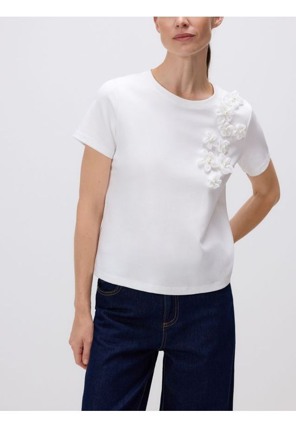 Reserved - Bluzka z aplikacją 3D - biały. Kolor: biały. Materiał: bawełna, dzianina. Wzór: aplikacja. Styl: klasyczny