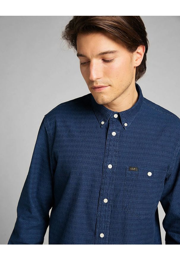 Lee - MĘSKA KOSZULA MATERIAŁOWA LEE RIVETED SHIRT INDIGO L66IMNDK 112140546. Materiał: materiał