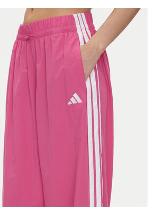 Adidas - adidas Spodnie dresowe Essentials 3-Stripes JC8167 Różowy Loose Fit. Kolor: różowy. Materiał: syntetyk