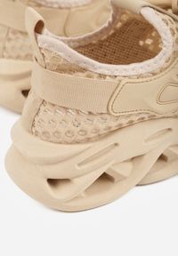 Born2be - Ciemnobeżowe Siateczkowe Buty Sportowe Sneakersy na Grubej Tłoczonej Podeszwie Telarienna. Okazja: na co dzień. Zapięcie: sznurówki. Kolor: beżowy. Materiał: jeans. Obcas: na platformie #9