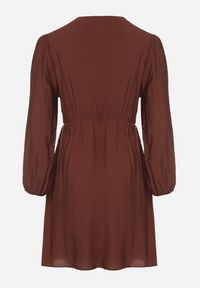 Born2be - Brązowa Kopertowa Sukienka z Wiskozą z Wiązaniem w Pasie Vidila. Kolekcja: plus size. Kolor: brązowy. Materiał: wiskoza. Sezon: jesień, wiosna. Typ sukienki: kopertowe #6