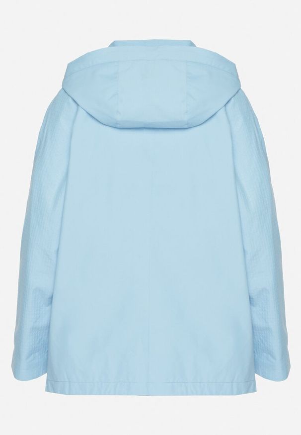 Born2be - Jasnoniebieska Kurtka w Stylu Wiatrówki z Odpinanym Kapturem Ndivisa. Okazja: na co dzień. Kolor: niebieski. Materiał: jeans. Styl: klasyczny, casual