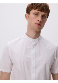 Reserved - Koszula slim fit ze stójką - biały. Typ kołnierza: kołnierzyk stójkowy. Kolor: biały. Materiał: bawełna, tkanina