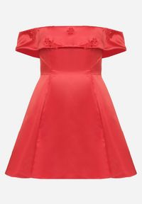 Born2be - Czerwona Satynowa Sukienka Hiszpanka Vices z Kwiatowymi Aplikacjami Fennalisa. Okazja: na wesele, na ślub cywilny, na imprezę. Typ kołnierza: dekolt hiszpanka. Kolor: czerwony. Materiał: satyna. Wzór: aplikacja, kwiaty. Sezon: lato #2