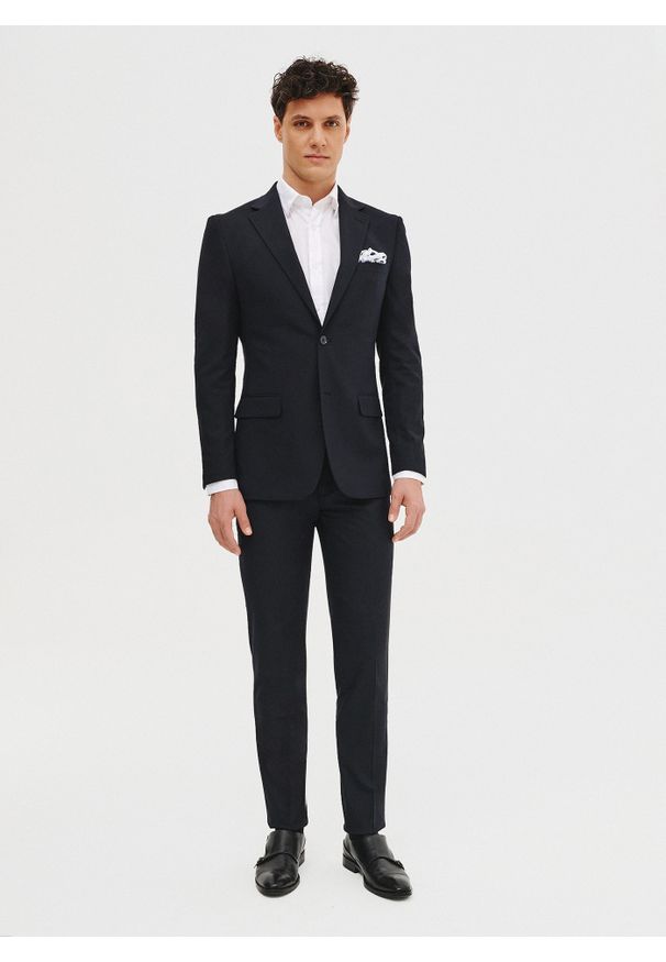 Pako Lorente - PAKO LORENTE – Granatowa marynarka garniturowa. Okazja: na studniówkę. Kolor: niebieski. Materiał: poliester, wiskoza, elastan. Styl: klasyczny, młodzieżowy