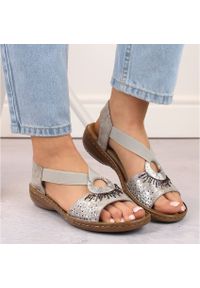 Komfortowe sandały damskie wsuwane z gumką metallic Rieker 60880-90 srebrny. Zapięcie: bez zapięcia. Kolor: srebrny #3