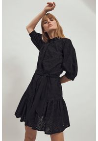 Nife - Bawełniana czarna haftowana sukienka w kwiaty z falbaną. Kolor: czarny. Materiał: bawełna. Wzór: haft, kwiaty