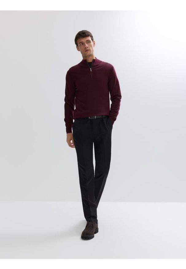 Reserved - Rozpinany sweter z wełny merino - bordowy. Kolor: czerwony. Materiał: wełna