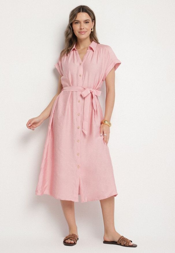 Born2be - Różowa Wiskozowa Sukienka Koszulowa z Paskiem Rinaruna. Okazja: na co dzień. Kolor: różowy. Materiał: wiskoza. Typ sukienki: koszulowe. Styl: casual, elegancki