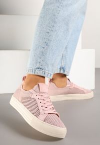 Renee - Różowe Siateczkowe Sneakersy Ozdobione Metaliczną Nicią Nimiarene. Kolor: różowy. Materiał: jeans. Wzór: aplikacja