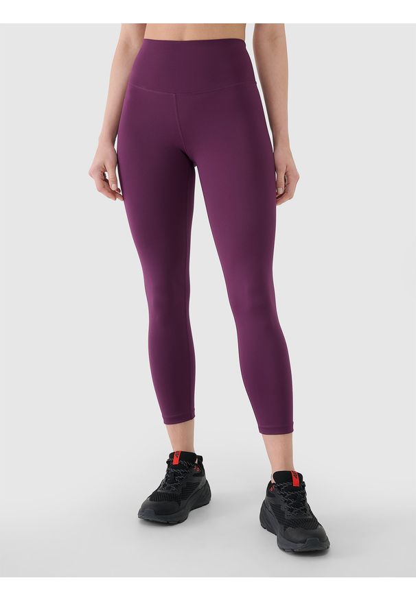 4f - 4F Legginsy treningowe 7/8 z wysokim stanem damskie - fioletowe M. Stan: podwyższony. Kolor: fioletowy. Materiał: dzianina, włókno, poliester, materiał, elastan. Wzór: gładki, ze splotem, jednolity. Sport: fitness