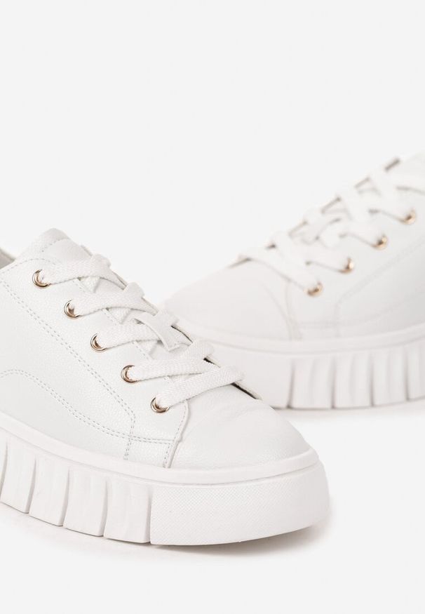 Born2be - Białe Sznurowane Sneakersy Vices na Płaskiej Podeszwie Firori. Zapięcie: sznurówki. Kolor: biały. Materiał: jeans. Wzór: aplikacja, jednolity. Obcas: na płaskiej podeszwie