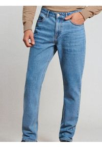Sinsay - Spodnie jeansowe regular fit - niebieski. Kolor: niebieski #1