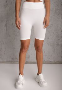 Renee - Białe Elastyczne Szorty Biker High Waist Diovien. Okazja: na co dzień. Stan: podwyższony. Kolor: biały. Materiał: prążkowany. Długość: krótkie. Styl: casual #2