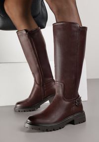 Born2be - Bordowe Kozaki Oficerki na Grubej Podeszwie Zdobione Klamrami przy Kostce Saliseva. Okazja: do pracy, na spotkanie biznesowe. Zapięcie: klamry. Kolor: czerwony. Materiał: jeans. Wzór: aplikacja. Styl: klasyczny, elegancki, biznesowy #4