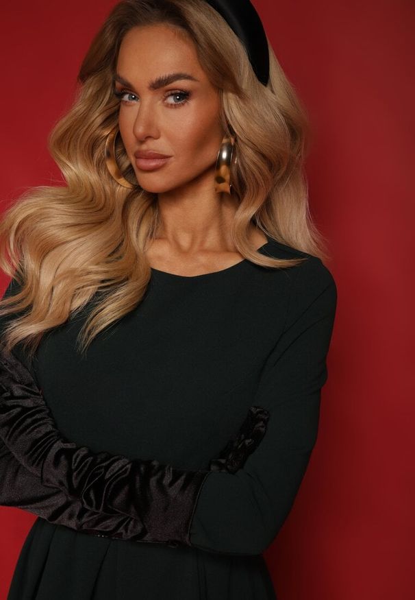 Renee - Ciemnozielona Rozkloszowana Sukienka o Klasycznym Kroju Temiriela. Okazja: na co dzień, na spotkanie biznesowe, na imprezę. Kolor: zielony. Materiał: skóra. Typ sukienki: rozkloszowane, proste. Styl: klasyczny