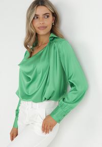 Born2be - Zielona Bluzka z Lejącym Dekoltem Somara. Kolor: zielony. Materiał: satyna, tkanina. Długość: długie. Styl: elegancki #1