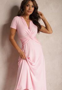 Renee - Różowa Sukienka o Taliowanym Kroju z Imitacją Węzła i Trójkątnym Dekoltem Telvitela. Kolor: różowy. Materiał: tkanina #5