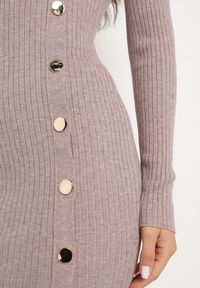 Born2be - Jasnofioletowa Sukienka z Półgolfem z Prążkowanej Dzianiny Ozdobiona Metalowymi Aplikacjami Mattella. Okazja: na co dzień. Kolor: fioletowy. Materiał: prążkowany, dzianina. Długość rękawa: długi rękaw. Wzór: aplikacja. Typ sukienki: dopasowane. Styl: casual, elegancki #6