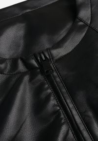 Born2be - Czarna Przejściowa Kurtka Taliowana Ramoneska bez Kołnierzyka Nissanea. Okazja: na co dzień. Typ kołnierza: bez kołnierzyka. Kolor: czarny. Materiał: poliester. Styl: casual, klasyczny #5