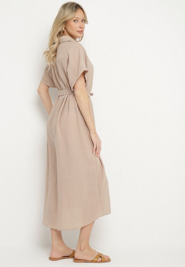 Born2be - Ciemnobeżowa Sukienka z Wiskozy o Koszulowym Kroju z Wiązanym Paskiem Danisna. Okazja: na co dzień. Kolor: beżowy. Materiał: wiskoza. Długość rękawa: krótki rękaw. Wzór: aplikacja. Typ sukienki: koszulowe. Styl: casual, klasyczny, elegancki. Długość: midi