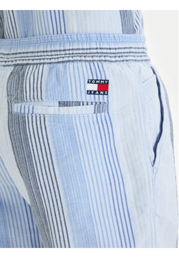 Tommy Jeans Szorty materiałowe Dobby Stripe DM0DM22830 Błękitny Relaxed Fit. Kolor: niebieski. Materiał: bawełna