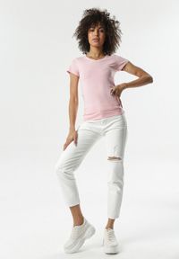 Born2be - Jasnoróżowy T-shirt Nysalphia. Kolor: różowy. Materiał: elastan, bawełna, dzianina. Długość rękawa: krótki rękaw. Długość: krótkie. Styl: klasyczny
