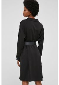 Answear Lab sukienka kolor czarny mini oversize. Kolor: czarny. Materiał: tkanina, poliester. Długość rękawa: długi rękaw. Wzór: gładki. Typ sukienki: oversize. Styl: wakacyjny. Długość: mini #3