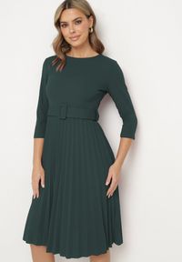 Born2be - Ciemnozielona Rozkloszowana Sukienka z Plisami i Paskiem z Klamrą Lennoria. Okazja: na spotkanie biznesowe, do pracy. Kolor: zielony. Typ sukienki: rozkloszowane. Styl: elegancki, biznesowy #1