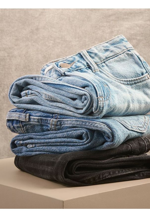 Reserved - Jeansy straight fit - niebieski. Kolor: niebieski