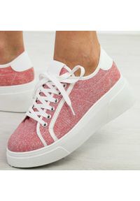 Czerwone sneakersy damskie McBraun 23356. Okazja: na co dzień. Kolor: czerwony. Materiał: skóra. Sezon: wiosna, jesień, lato. Obcas: na platformie