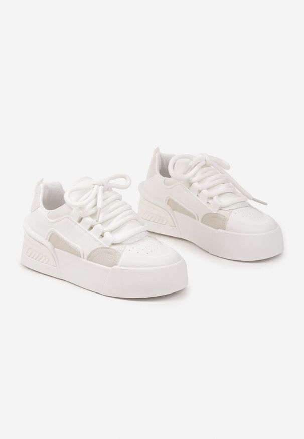 Renee - Białe Streetwearowe Sneakersy Trampki na Platformie Danenith. Okazja: na co dzień. Nosek buta: okrągły. Kolor: biały. Materiał: jeans. Obcas: na platformie