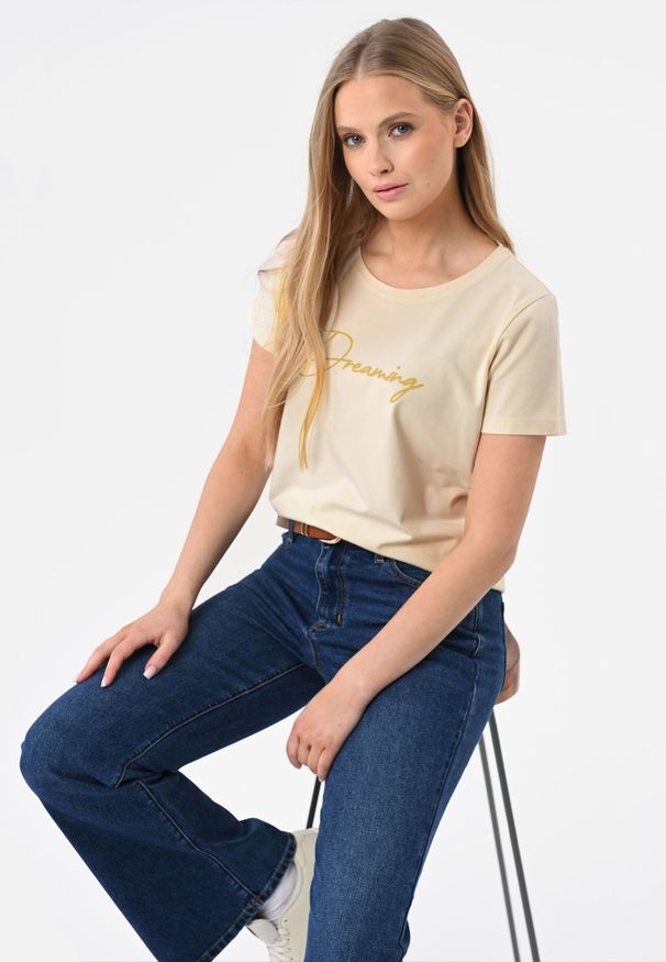 Volcano - Koszulka z napisem T-DECORE. Kolekcja: plus size. Materiał: elastan, bawełna, jeans, materiał. Długość rękawa: krótki rękaw. Długość: krótkie. Wzór: napisy. Sezon: lato. Styl: klasyczny