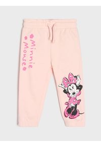 Sinsay - Spodnie dresowe jogger z nadrukiem Minnie Mouse - różowy. Kolor: różowy. Materiał: dresówka. Wzór: nadruk, motyw z bajki #1