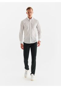 Pako Lorente - PAKO LORENTE – Biała koszula męska w granatowy drobny print. Typ kołnierza: kołnierzyk klasyczny. Kolor: biały, niebieski, wielokolorowy. Materiał: bawełna, elastan. Długość rękawa: długi rękaw. Długość: długie. Wzór: nadruk. Styl: klasyczny #7