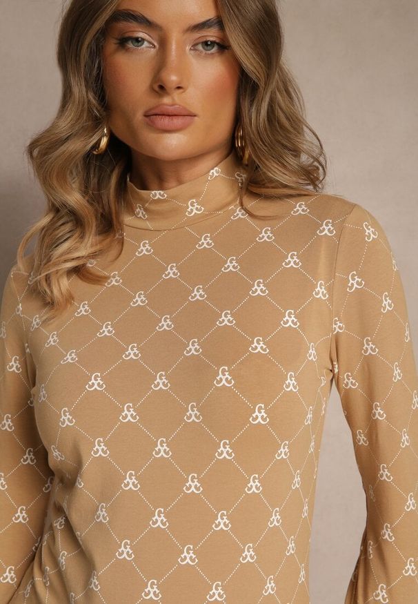 Renee - Beżowa Bluzka Longsleeve Półgolf z Bawełny Ozdobiona Geometrycznym Nadrukiem Zantila. Okazja: na co dzień. Kolor: beżowy. Materiał: bawełna. Długość rękawa: długi rękaw. Wzór: geometria, aplikacja, nadruk. Styl: casual, elegancki