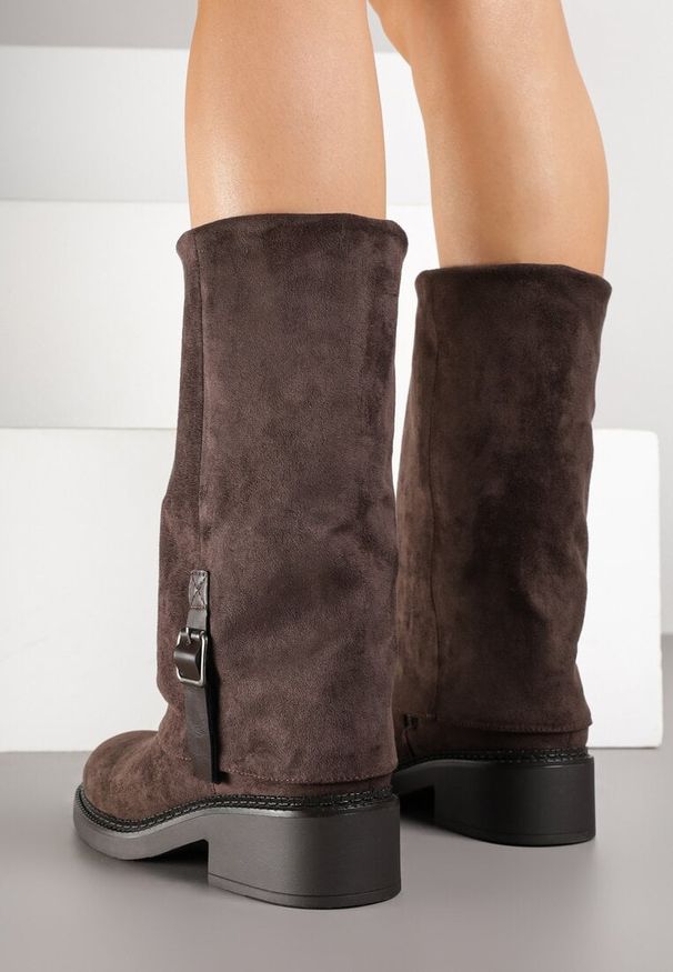 Renee - Brązowe Botki z Cholewką Imitującą Nogawkę Zdobione Paskiem ze Sprzączką Tirelie. Zapięcie: pasek. Kolor: brązowy. Materiał: zamsz, jeans, skóra. Szerokość cholewki: normalna. Wzór: aplikacja