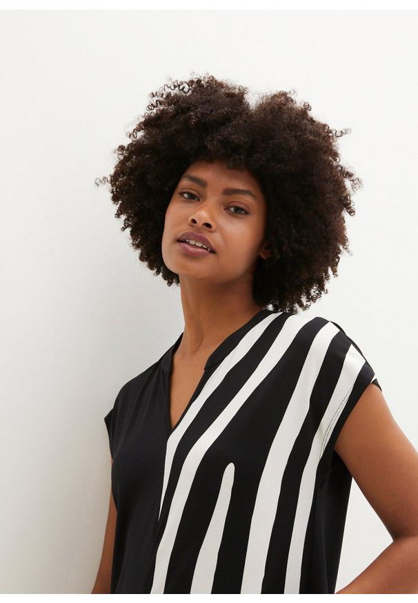 bonprix - Sukienka shirtowa. Kolor: czarny