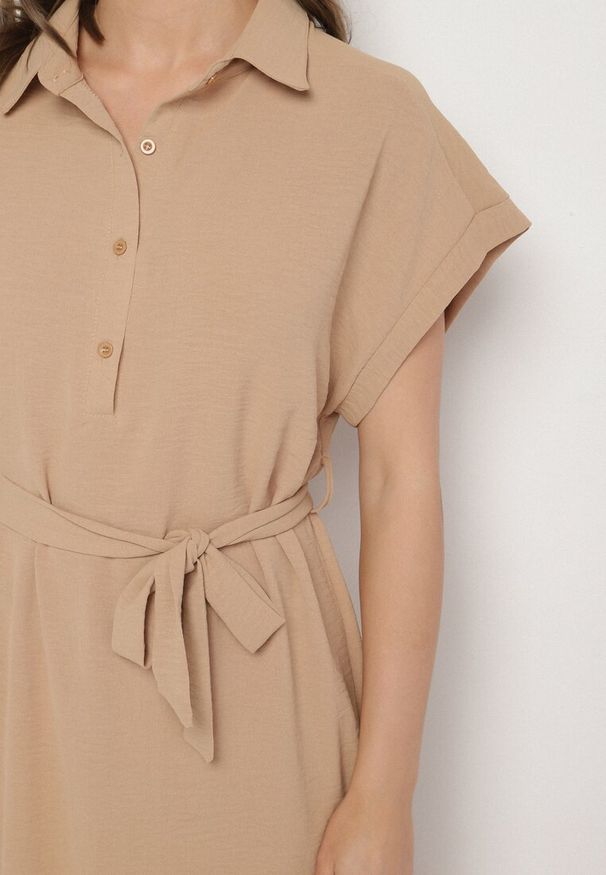 Born2be - Jasnobrązowa Sukienka z Bawełną i Ozdobnym Paskiem Savanire. Okazja: na co dzień. Kolor: brązowy. Materiał: bawełna. Typ sukienki: koszulowe. Styl: casual, elegancki, klasyczny