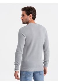 Ombre Clothing - Sweter męski z teksturą i półokrągłym dekoltem - jasnoszary V5 OM-SWSW-0104 - XXL. Kolor: szary. Materiał: bawełna, akryl. Długość rękawa: długi rękaw. Długość: długie. Wzór: aplikacja #7