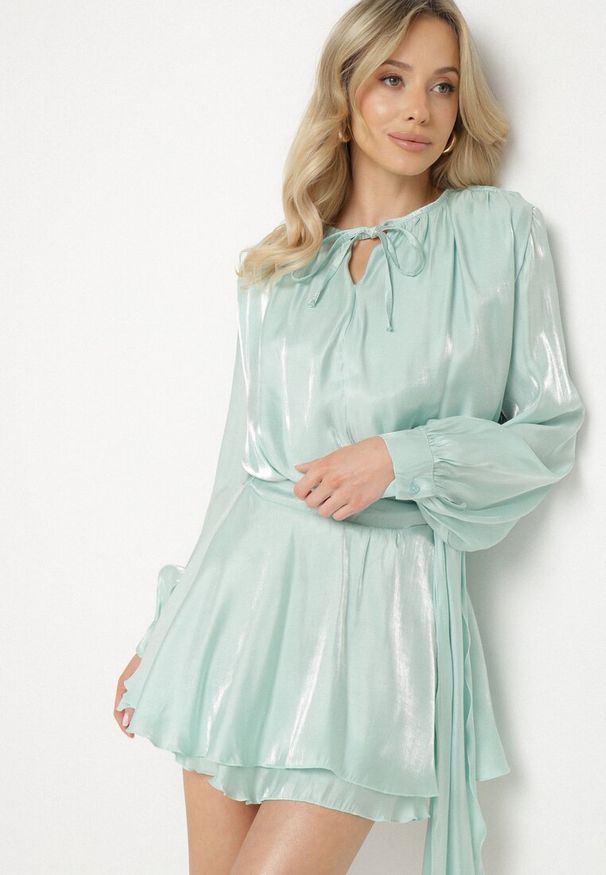 Born2be - Zielona Wiskozowa Sukienka Ozdobiona Wiązaniem i Falbanką Rallio. Okazja: na co dzień, na imprezę. Typ kołnierza: kołnierz z falbankami. Kolor: zielony. Materiał: wiskoza. Wzór: aplikacja. Typ sukienki: proste. Styl: casual, elegancki