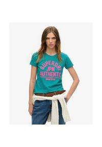Superdry - Dopasowany t-shirt z nadrukiem w reliefie. Kolor: zielony. Wzór: nadruk #1