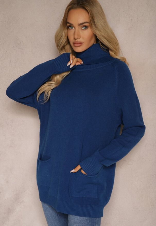 Renee - Niebieski Casualowy Golf z Domieszką Wiskozy Ozdobiony Małymi Kieszeniami Viasya. Okazja: na co dzień. Typ kołnierza: golf. Kolekcja: plus size. Kolor: niebieski. Długość: długie. Wzór: aplikacja. Materiał: wiskoza. Długość rękawa: długi rękaw. Styl: casual