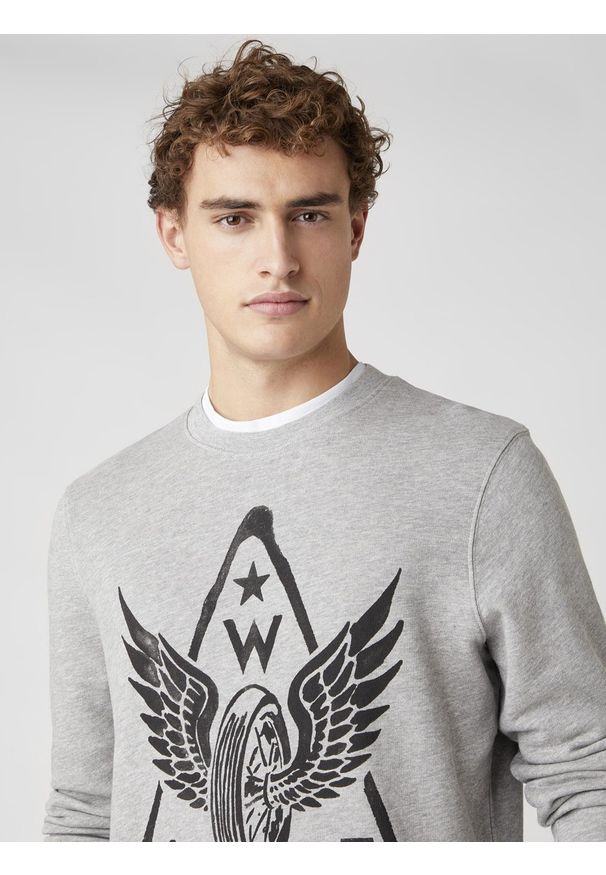 Wrangler - MĘSKA BLUZA WRANGLER GRAPHIC CREW MID GREY MEL W6E2HAX37 112130726. Okazja: na co dzień, na imprezę. Materiał: jeans, bawełna. Wzór: aplikacja, kolorowy, napisy, nadruk. Styl: klasyczny, casual