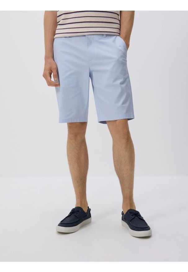 Reserved - Szorty chino regular fit - jasnoniebieski. Kolor: niebieski. Materiał: tkanina, bawełna
